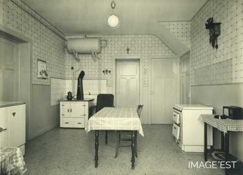 Salle de séjour d'un logement ouvrier (Réhon)