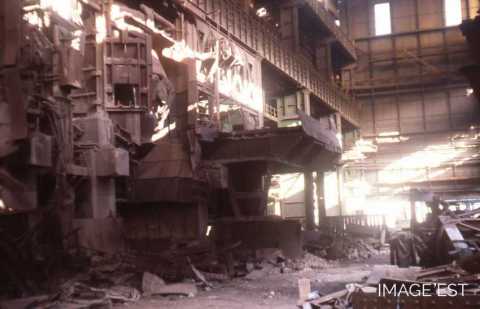 Halle des convertisseurs à l'abandon (Réhon)