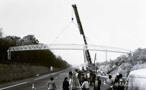 Pose d'une passerelle (Villers-lès-Nancy)