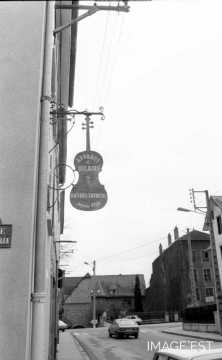 Enseigne de maîtres-luthiers (Mirecourt)