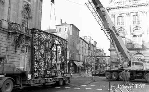 Pose des  grilles de la place Stanislas (Nancy)