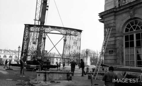Pose des  grilles de la place Stanislas (Nancy)