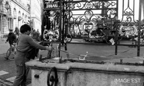 Pose des  grilles de la place Stanislas (Nancy)