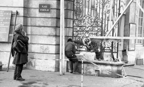 Pose des  grilles de la place Stanislas (Nancy)