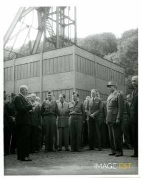 Discours près d'un chevalement de mine (Sarre)