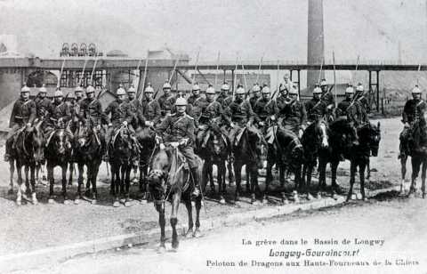 Peloton de dragons aux hauts fourneaux des usines de la Chiers (Longwy)