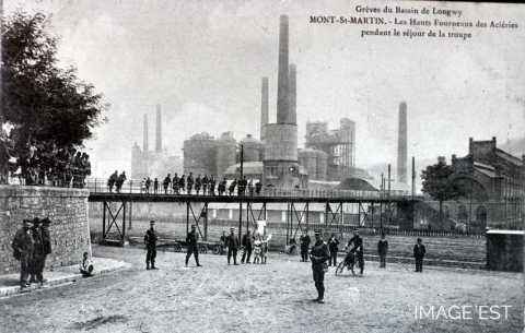 Militaires devant les  aciéries (Mont-Saint-Martin)
