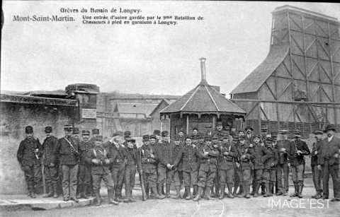 Entrée d'usine gardée par la troupe (Mont-Saint-Martin)