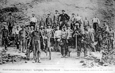 Groupe d'ouvriers chargeurs de minerai de fer et de coke (Longwy)