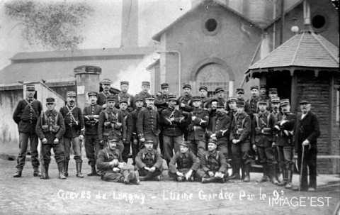 Usine gardée par des sodlats (Longwy)