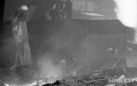 Sidérurgiste en action sur la rigole secondaire (Uckange)