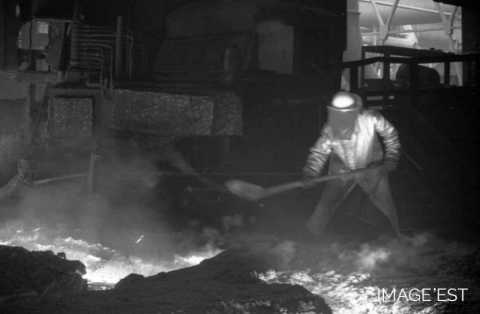Sidérurgiste en action sur la rigole secondaire (Uckange)