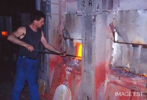 Verrier cueillant une paraison de cristal (Portieux)