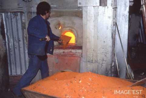 Chargement d'un pot de cristal (Portieux)