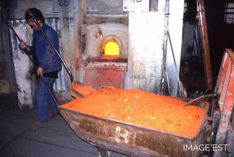 Chargement d'un pot de cristal (Portieux)