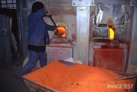 Chargement d'un pot de cristal (Portieux)
