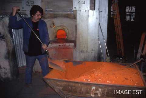 Chargement d'un pot de cristal (Portieux)