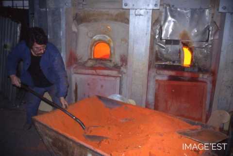 Chargement d'un pot de cristal (Portieux)
