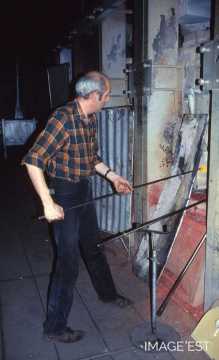 Prélèvement d'une paraison au pontil (Portieux)