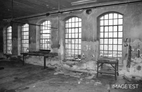 Intérieur de l'ancienne halle (Portieux)