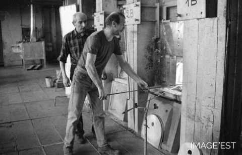 Prélèvement d'une paraison au pontil (Portieux)