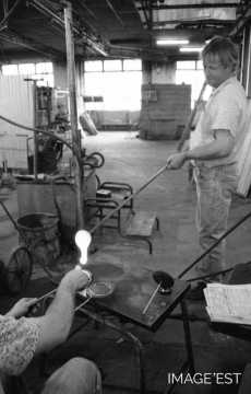 Dépose d'une paraison dans un moule (Portieux)