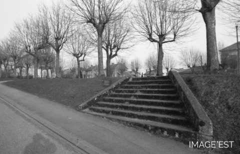 Parking de l'église de Crusnes (Meurthe-et-Moselle)