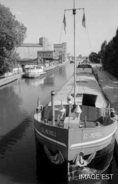 Péniches sur le canal de la Marne au Rhin (Nancy)