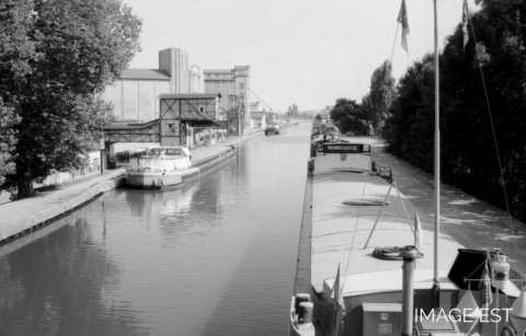 Péniches sur le canal de la Marne au Rhin (Nancy)