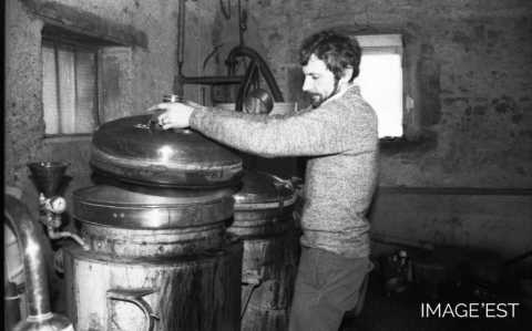 Ouverture de la cuve d'un alambic (Lenoncourt)