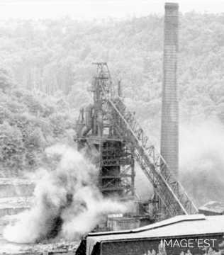 Dynamitage d'un haut fourneau (Longwy)