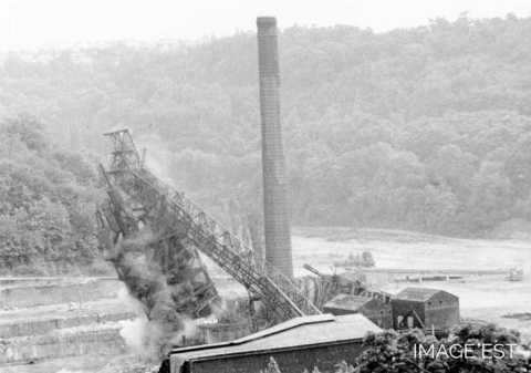 Dynamitage d'un haut fourneau (Longwy)