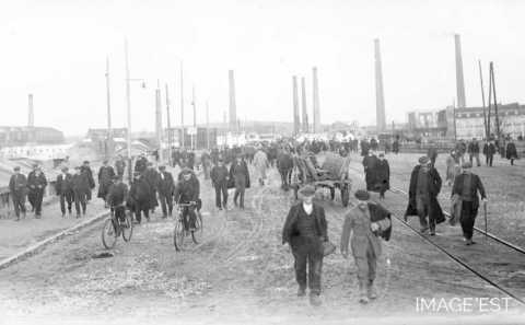 Sortie d'usine (Thaon-les-Vosges)