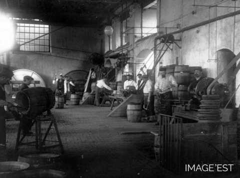 Intérieur d'un atelier de la tonnellerie Adolphe Fruhinsholz (Nancy)