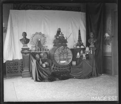 Exposition de bustes et tonnelets (Nancy)