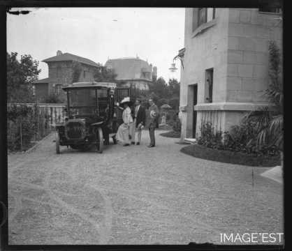 Automobile dans une allée de la  villa Fruhinsholz (Nancy)
