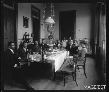 Scène d'un repas (Madagascar ?)