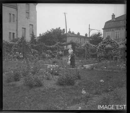 Dans le jardin de la villa Fruhinsholz (Nancy)