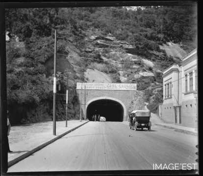 Aux abords d'un tunnel (Copacabana)