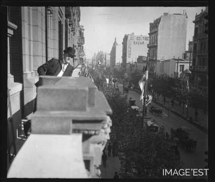 Au balcon d'un immeuble (Argentine)