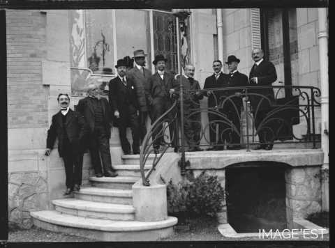 Sur le perron de la villa Fruhinsholz (Nancy)