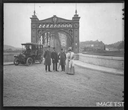 Les fils Fruhinsholz (?) près d'un pont (Liverdun)