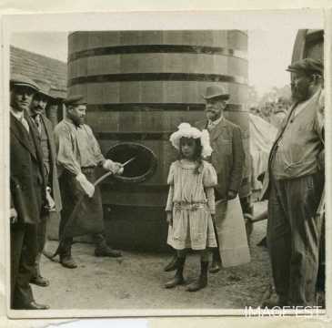Devant une cuve de la tonnellerie Adolphe Fruhinsholz (Nancy)