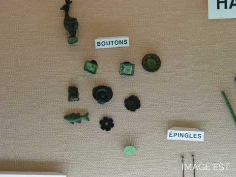 Boutons et épingles (Grand)