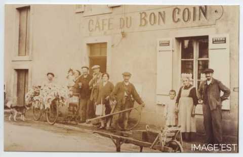Groupe de personnes (Bayonville-sur-Mad)