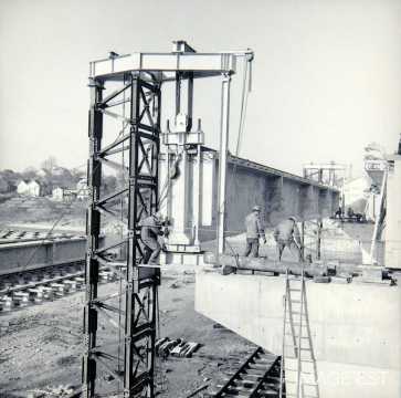Reconstruction du pont (Charmes)