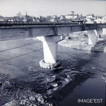 Reconstruction du pont (Charmes)