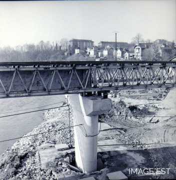 Reconstruction du pont (Charmes)