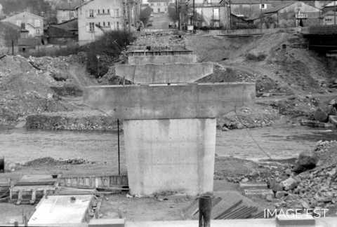 Reconstruction du pont (Charmes)