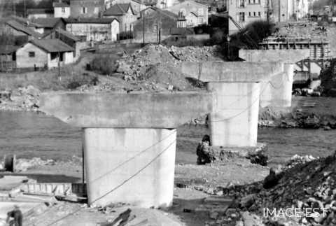 Reconstruction du pont (Charmes)